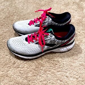 Brooks White and Black Athletic Shoes Lightweight Performance